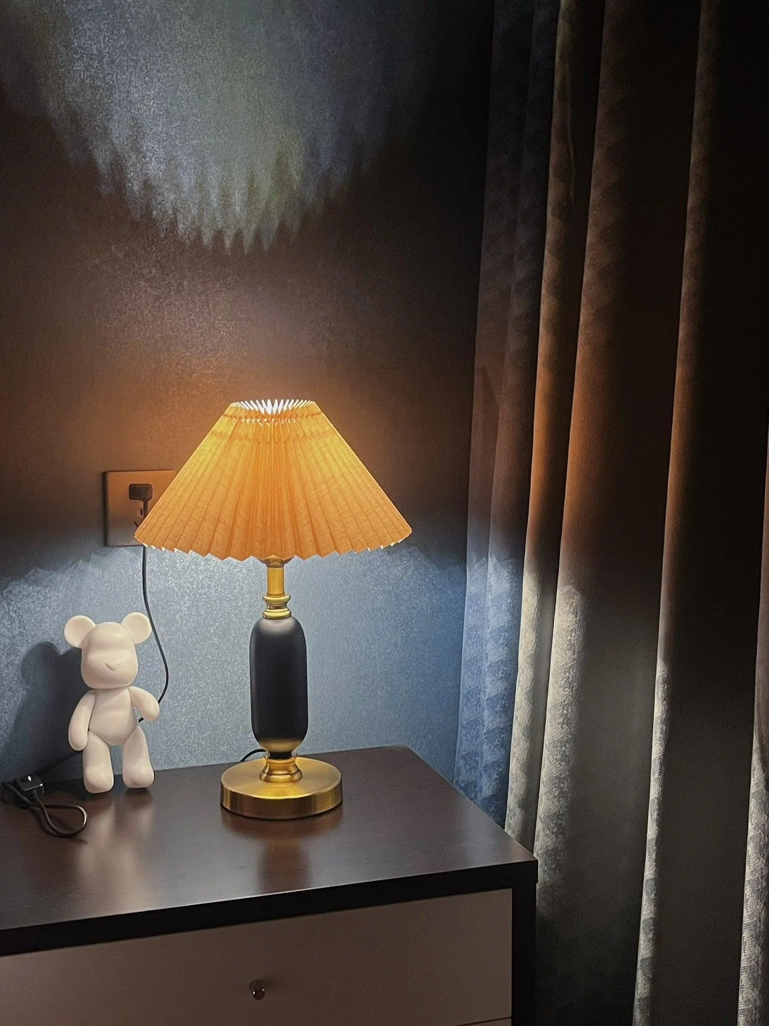 Aurmarila Fabric Table Lamp - Image 3