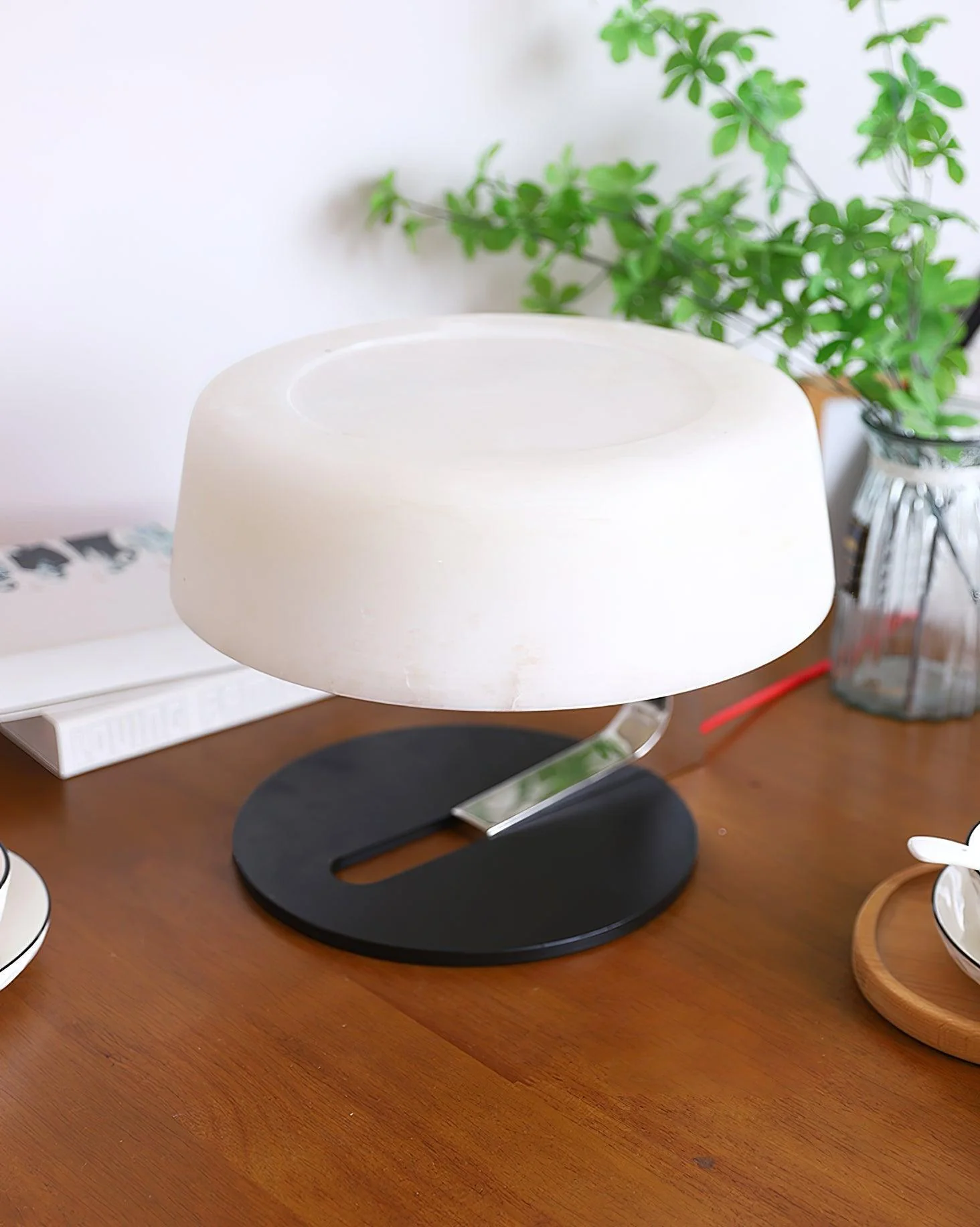 Comete Minimalist Alabaster Table Light - Image 3