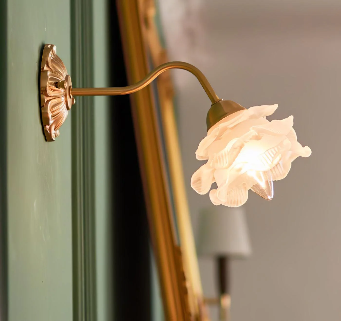 Drifte Brass Floral Luxury Wall Lamp - Image 11