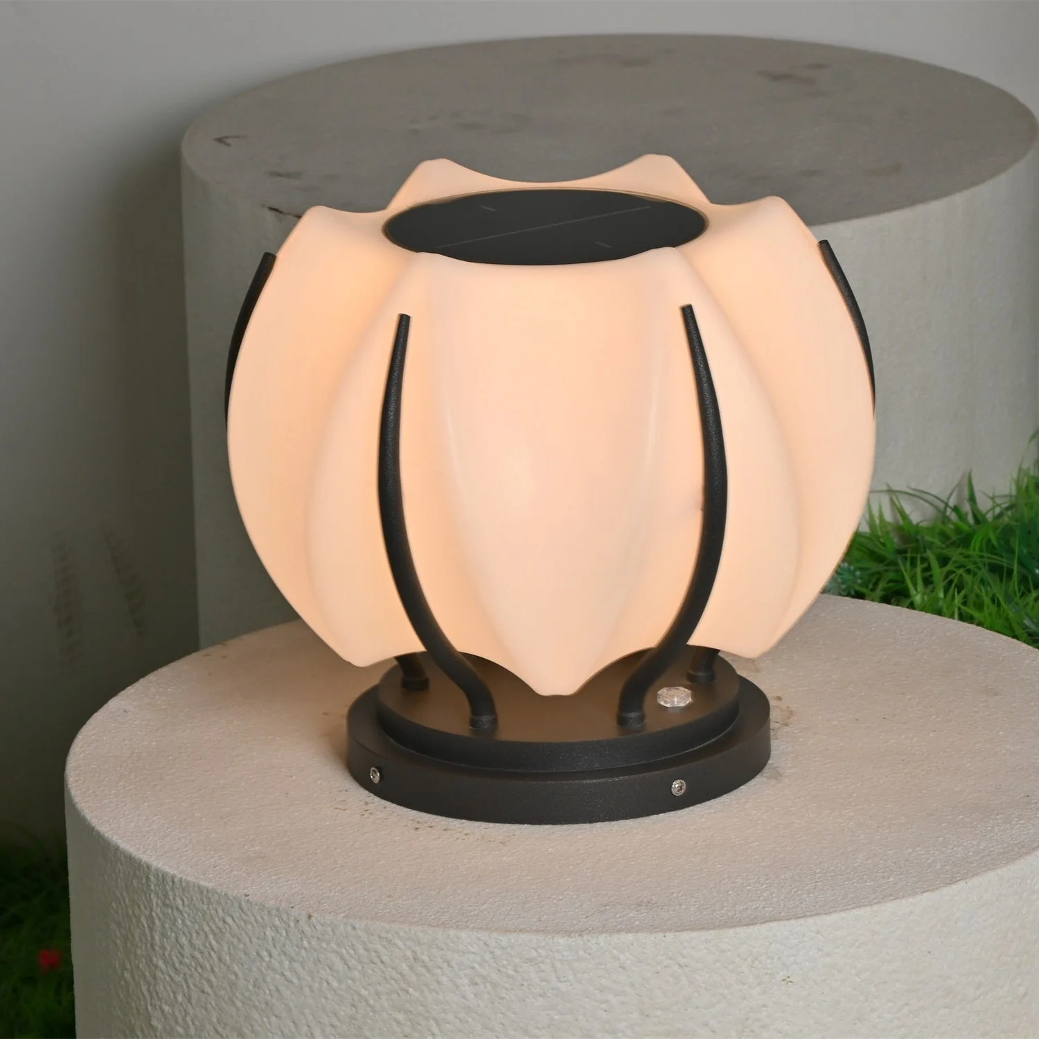Leon Minimalist Outdoor Light - Image 3
