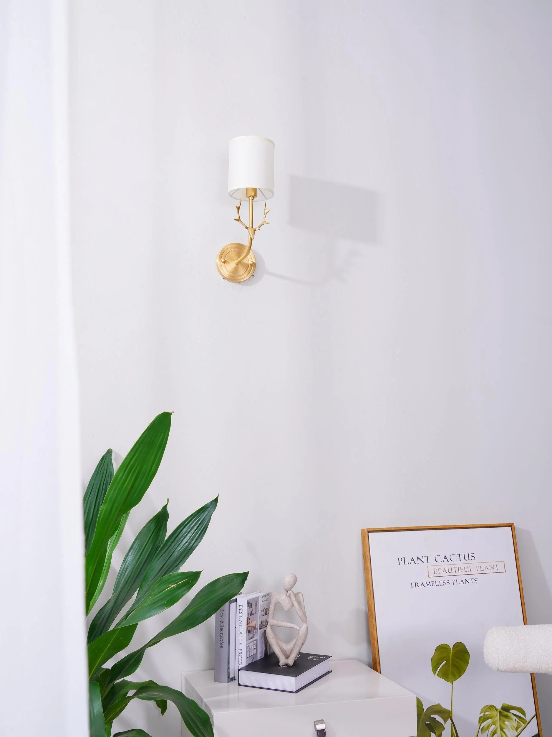 Noble Elegance Deer Head Brass Wall Light - Image 2