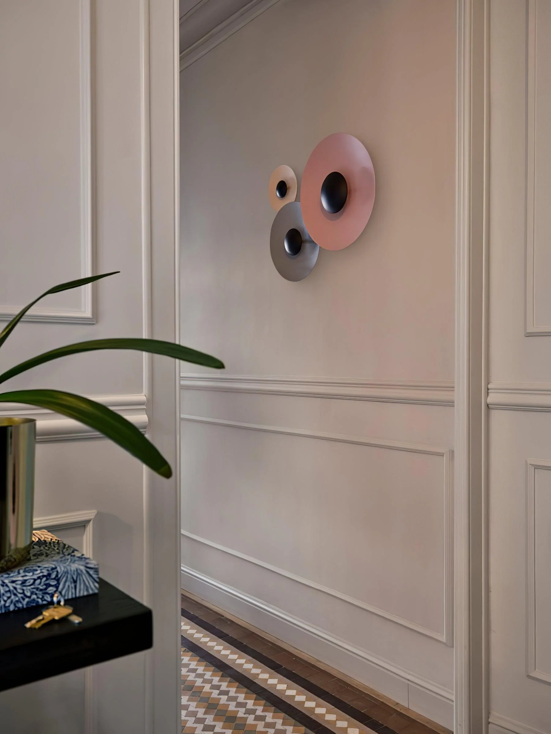 Peacemaker Elegance Simplicity Glow Wall Light - Image 92